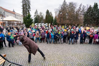 50 de ani de existență a Bibliotecii "Bod P&eacute;ter", sărbătoriți cu cartea &icirc;n m&acirc;nă,  &icirc;n Piața Centrală din Sf&acirc;ntu Gheorghe