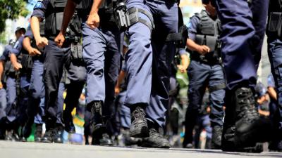 Șapte infractori urmăriți internațional, aduși &icirc;n Rom&acirc;nia de Poliție