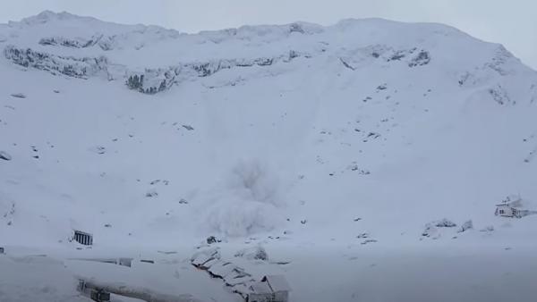 Avalanșă &icirc;n Munții Făgăraș, &icirc;n zona B&acirc;lea Lac. Schiorii implicați au scăpat nevătămațI