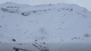 Avalanșă &icirc;n Munții Făgăraș, &icirc;n zona B&acirc;lea Lac. Schiorii implicați au scăpat nevătămațI