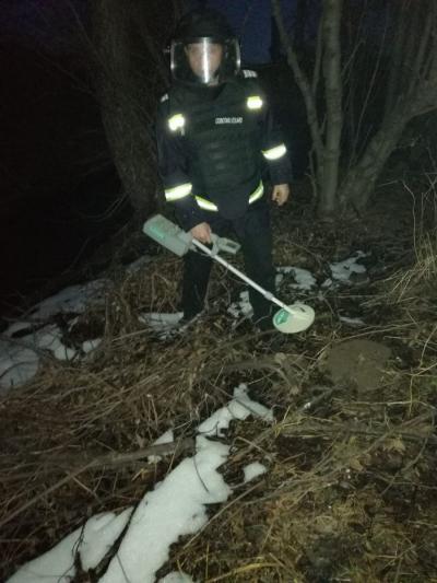 Grenade, descoperite pe malul unui r&acirc;u