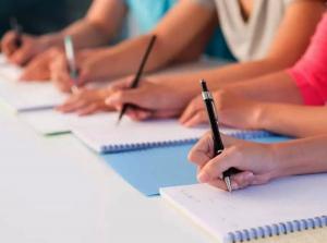 Viitorii profesori, prinși copiind la examenul de titularizare. Ce riscă aceștia