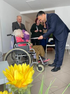 Un secol de viață &icirc;mplinit de o distinsă argeșeancă, sărbătorit public de conducerea municipiului Pitești