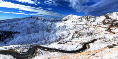 Mașinile nu mai pot trece pe Transalpina. Șoseaua a fost &icirc;nchisă din cauza zăpezii