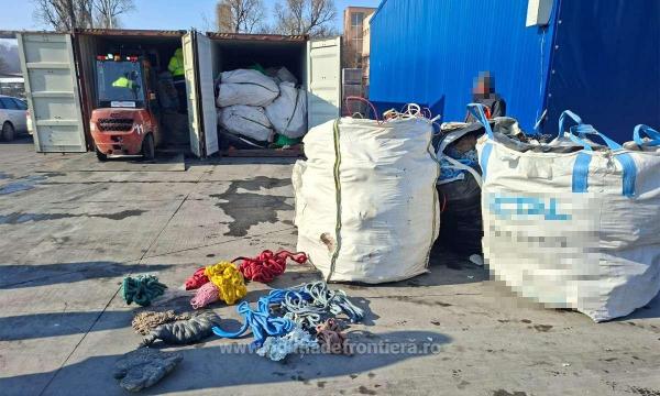 Aproape 40 de tone de deșeuri, oprite &icirc;n Portul Constanța. Containerele veneau din Tunisia