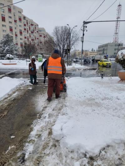 În Sectorul 4 se acționează fără încetare pe străzi și pe bulevarde împotriva zăpezii