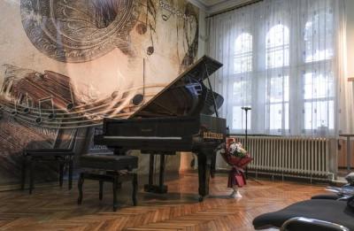 Școala de Arte Satu Mare a primit donație un pian Steinway