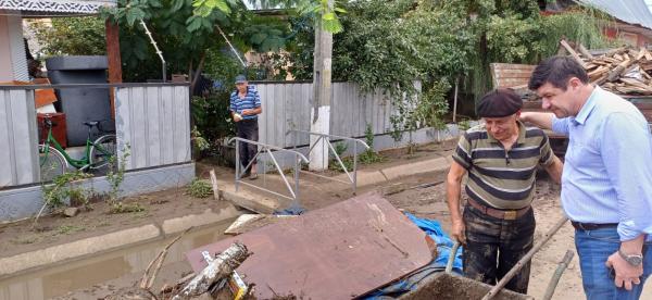 Familiile afectate de inundații din Galați vor primi c&acirc;te 15.000 de lei pentru a-și achiziționa electrocasnice