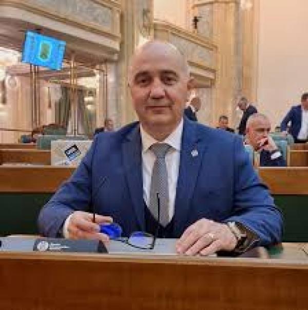 Amendament la Senat: autovehiculele publice să fie inscripționate &icirc;n mod obligatoriu