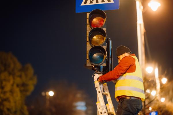 Demontarea semafoarelor  vechi, activitate &icirc;n plină desfășurare &icirc;n municipiul Tg.Mureș
