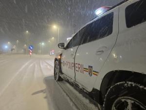 Trafic &icirc;ngreunat și drumuri blocate &icirc;n centrul, sudul și estul Rom&acirc;niei din cauza viscolului și stratului mare de zăpadă
