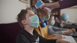 Ministerul Educației: Numărul infectărilor cu COVID &icirc;n r&acirc;ndul elevilor şi profesorilor din &icirc;nvăţăm&acirc;ntul preuniversitar a intrat pe o pantă descendentă