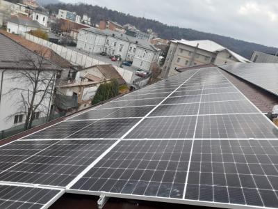 Clădirile publice din R&acirc;mnic au &icirc;nceput  &bdquo;să producă&rdquo;energie &bdquo;verde&rdquo;