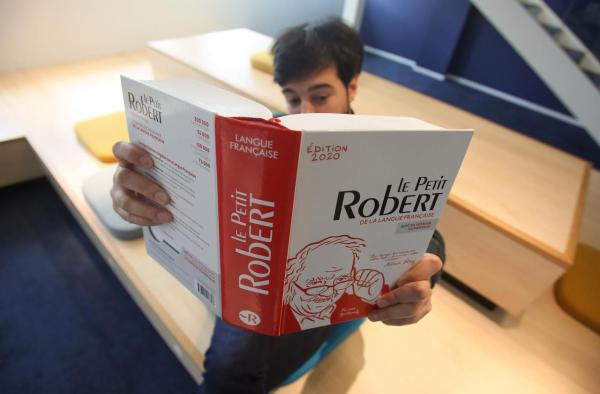 Le Robert, unul dintre cele două mari dicţionare comerciale din Franţa, scrie &icirc;n ediţia 2022 termenul "covid" cu litere mici