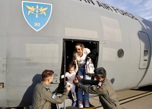 Zeci de români au fost repatriați din Liban. Ciolacu: România nu-și abandonează niciodată cetățenii aflați în dificultate