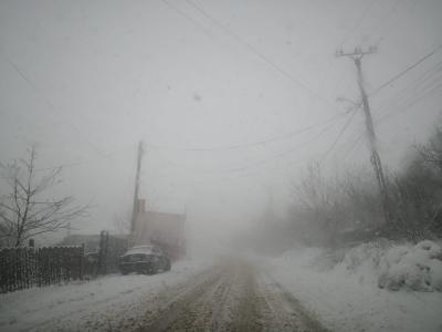 Școlile, &icirc;nchise din cauza vremii severe. Unde se suspendă cursurile cu prezență fizică