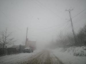 Școlile, &icirc;nchise din cauza vremii severe. Unde se suspendă cursurile cu prezență fizică