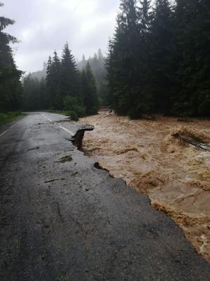Un drum național a fost închis, după ce a fost distrus de viitură. Podul peste Crişul Repede s-a rupt