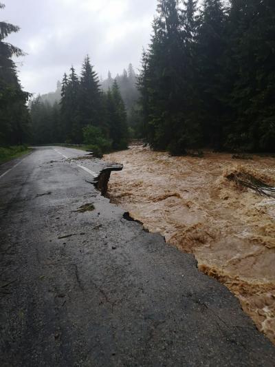 Un drum național a fost închis, după ce a fost distrus de viitură. Podul peste Crişul Repede s-a rupt